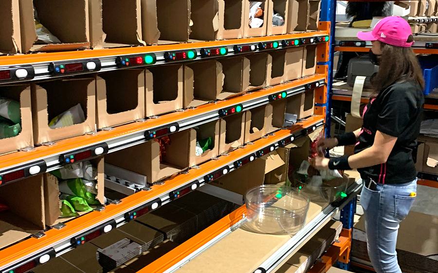 Préparation de commandes e-commerce en pick-to-light chez EPILOG